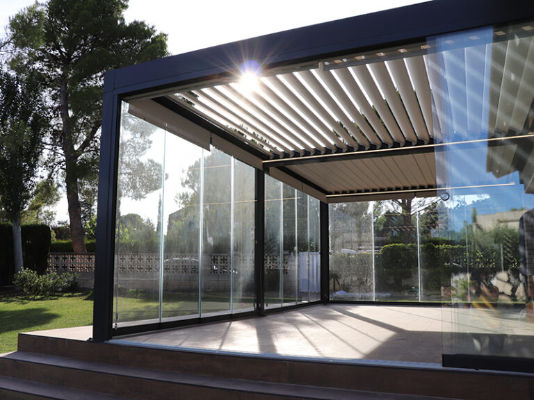 Transforma tu hogar con los cerramientos de terraza abatibles de Acuglass: comodidad y elegancia en cualquier estación